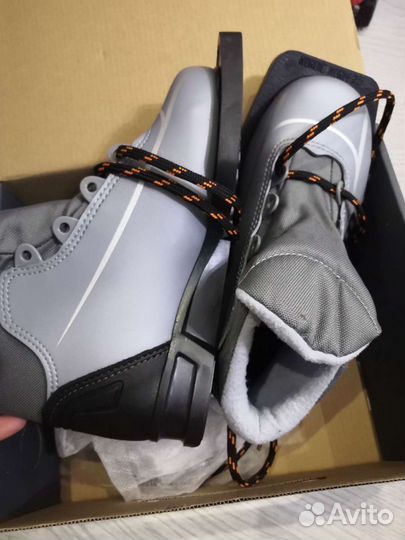 Лыжные ботинки с креплением
