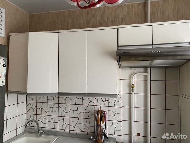 Газовая плита с духовкой, кухня, вытяжка, мойка