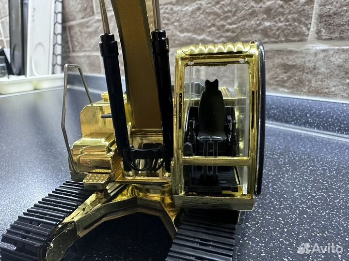 Масштабная модель экскаватора Hitachi ZX200