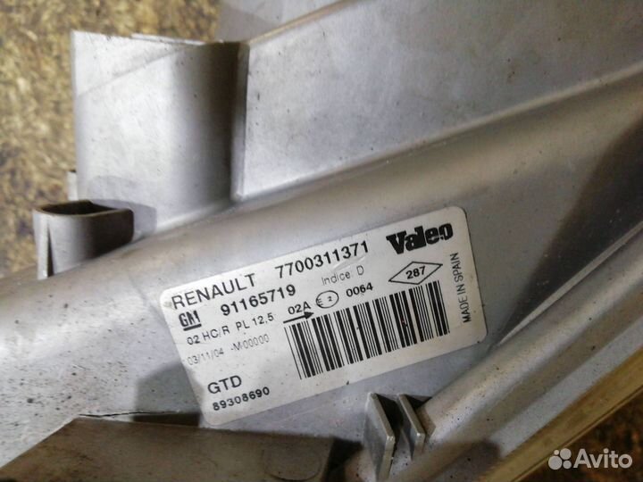 Фара левая Renault Trafic 2 2004 7700311371