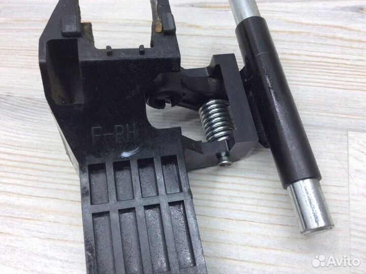 Кронштейн ручки передний правый Kaiyi E5 седан