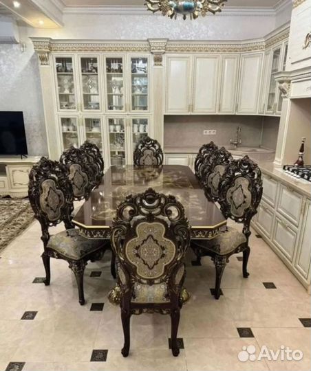 Обеденный стол со стульями