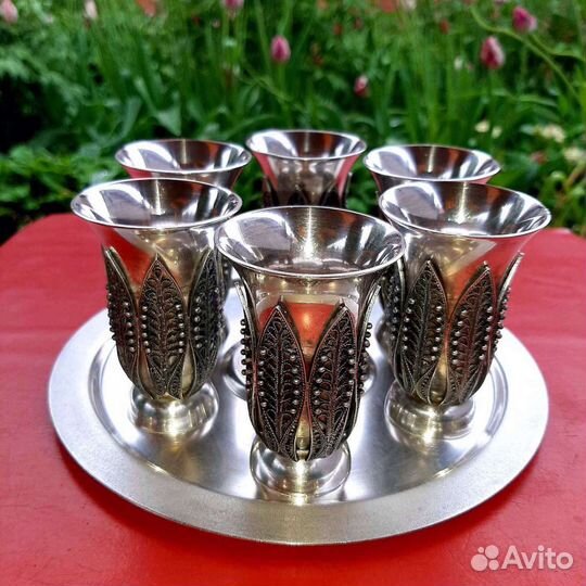 Поднос со стопками со сканью