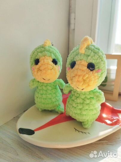 Динозаврики брелки вязаные игрушки