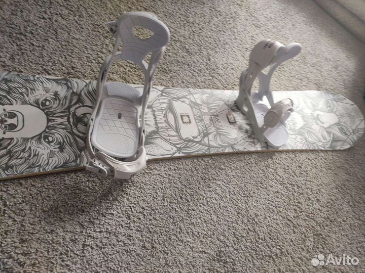 Сноуборд с креплениями и ботинками