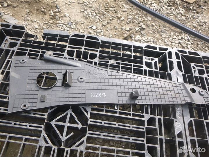 Декоративная крышка двс передняя правая Lexus