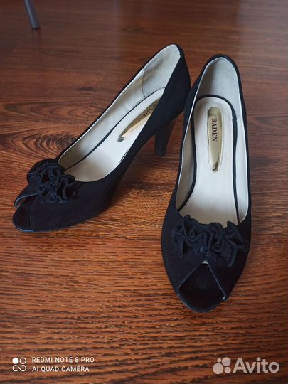 Продаются женские замшевые туфли