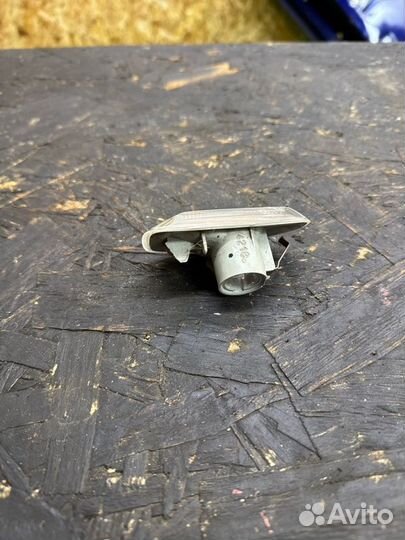 Повторитель поворота в крыло левый Renault Logan 2