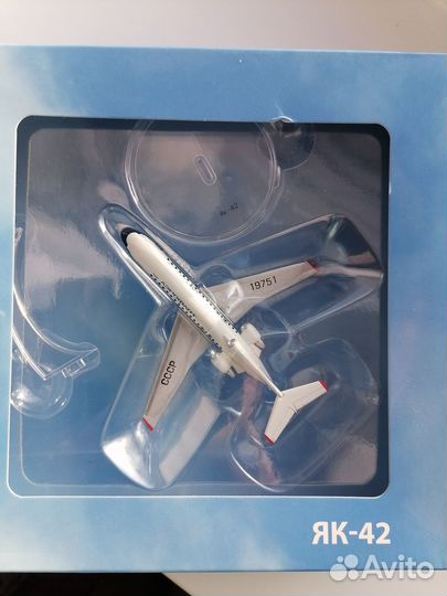 Модель самолета як-42
