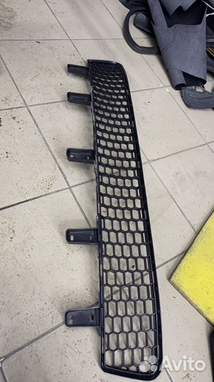 Решетка нижняя малая на lexus lx570(рестайлинг)