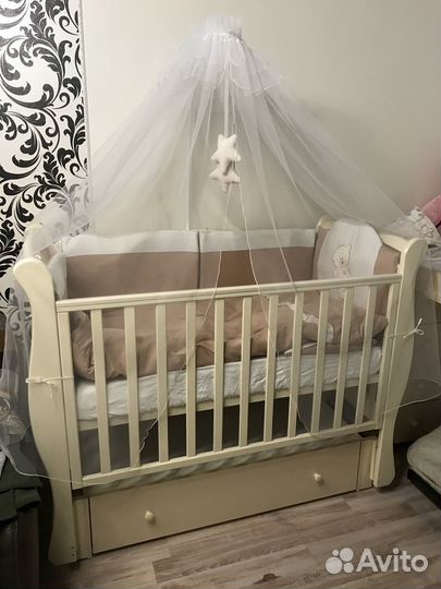 Детская кроватка с маятником и ящиком