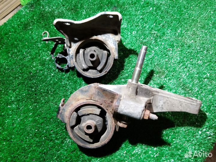 Две Подушки опоры двигателя Ниссан Максима а32