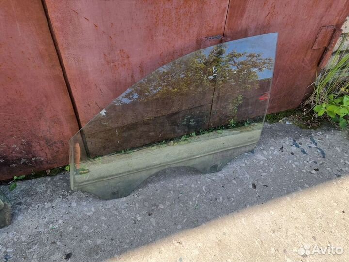 Стекло передней левой двери Туарег