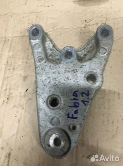 Кронштейн опоры двигателя Skoda Fabia 2