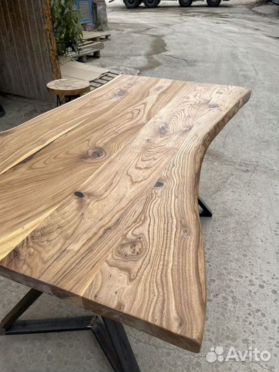 Обеденный стол из дерева