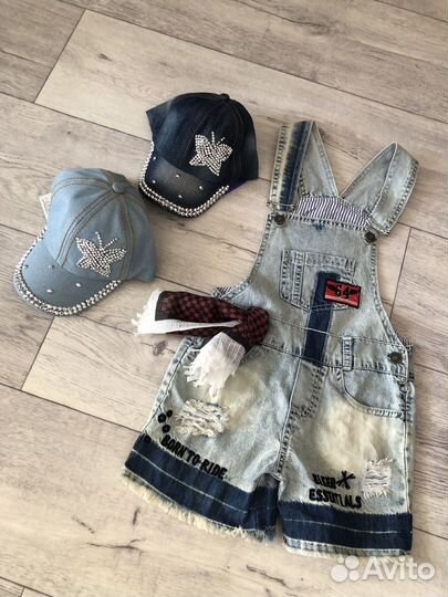 Джинсовый комбинезон шорты,кофточка, кепочка