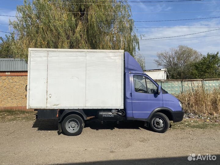 Водитель с личным грузовым авто