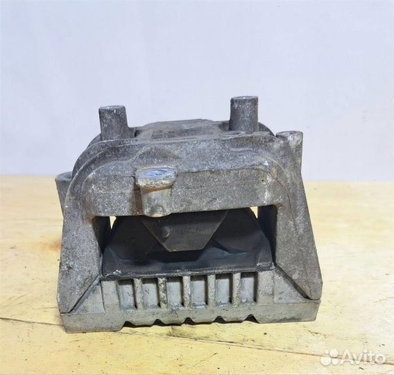 Опора двигателя правая VW Passat (B7) 2011