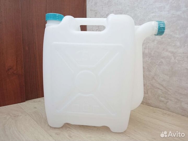Канистры пластиковые, 10 и 15 л новые