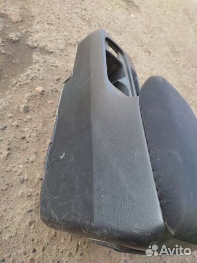 Подлокотник Mitsubishi Lancer 9 4G18 2007