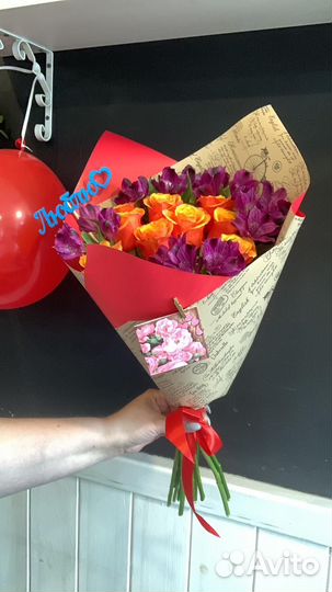 Букет из 9 роз и 5 альстромерий