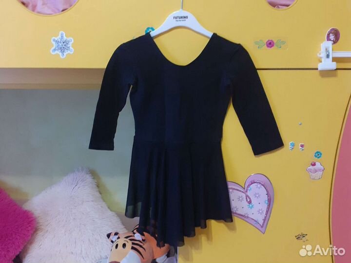 Балетки, чешки и гимнастические купальники, мяч