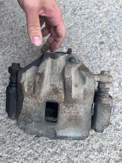 Передние суппорт тормозной хуандай sonata