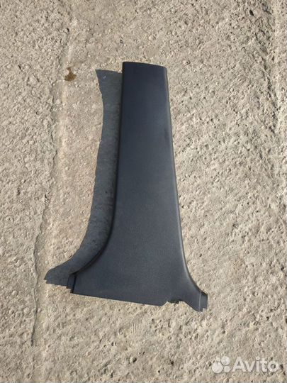 Накладка центральной стойки крыш Toyota Avensis 2