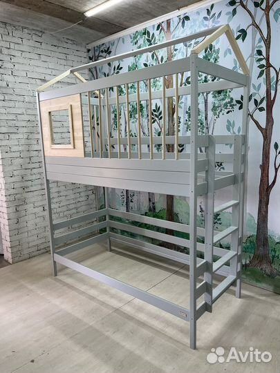 Двухьярусная кровать с окном