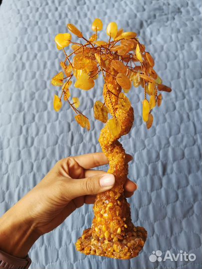 Статуэтки из янтаря