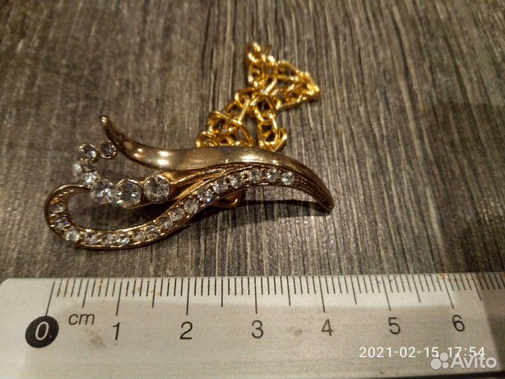 Броши в ассортименте