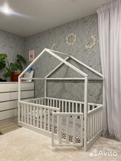 Кроватка домик с дверцей