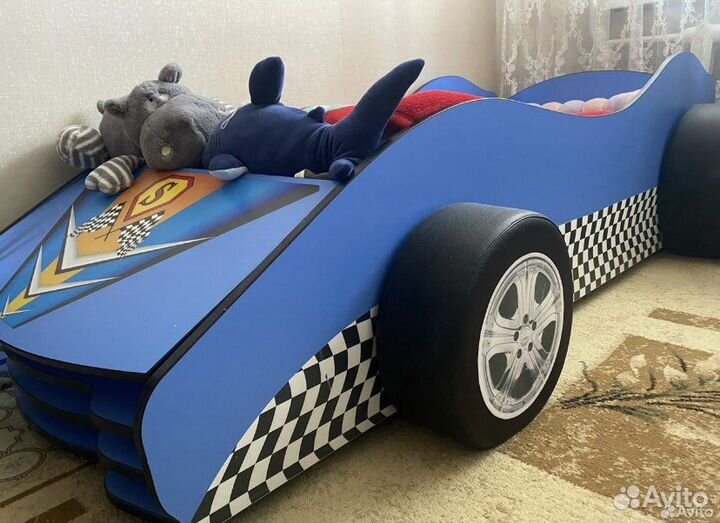 Детская кровать машина