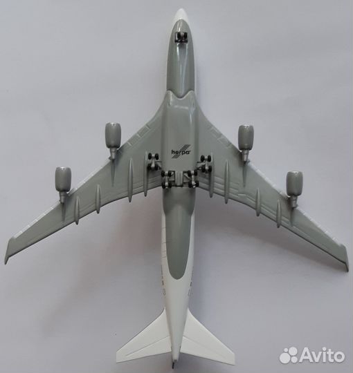 Модель самолета Boeing B 747-430 Lufthansa 1:500