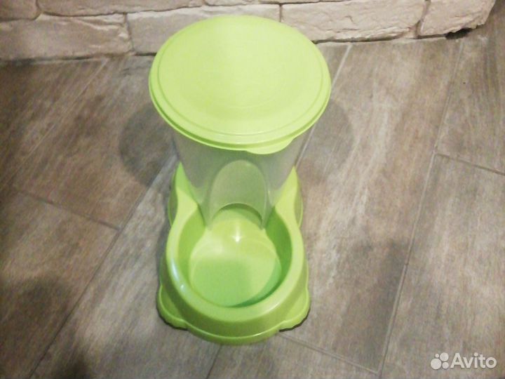 Кормушка для кошек с дозатором