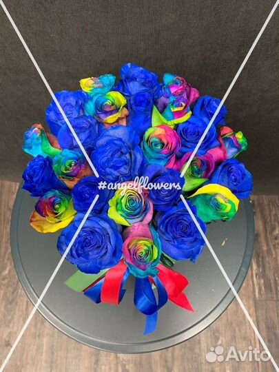 Радужные и синие розы