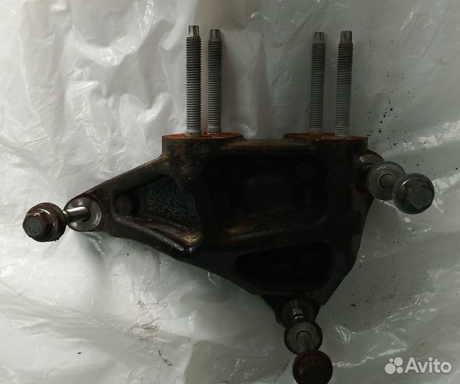 Кронштейн правой подушки двигателя Ford Explorer 3