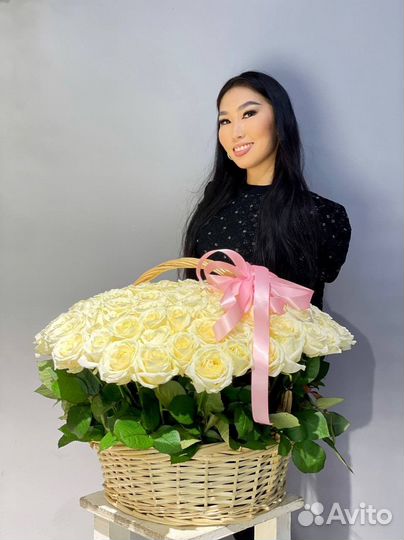 Белые Розы в корзине с доставкой в Краснодаре