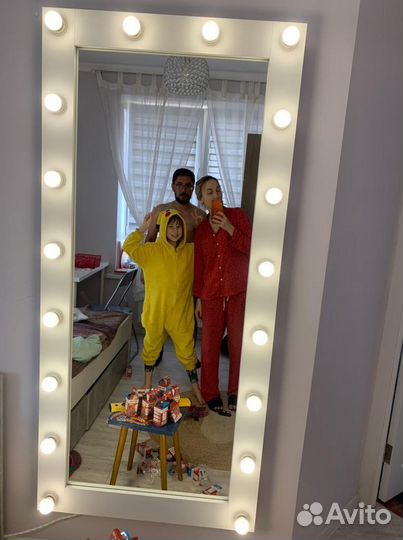 Гримерное зеркало с лампочками