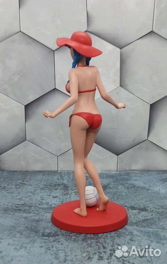 Фигурка девушки