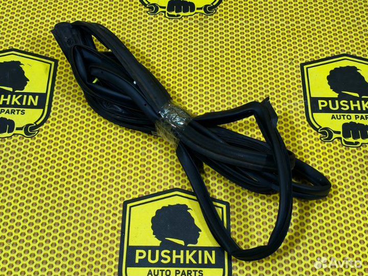 Уплотнитель на дверь передний правый Renault