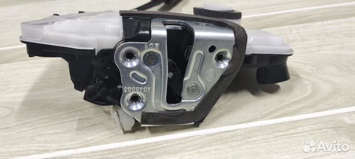 Lexus LX 450D замок двери передний правый