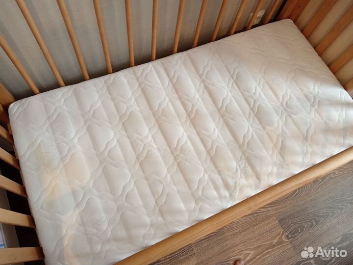 Детская кроватка с матрасом