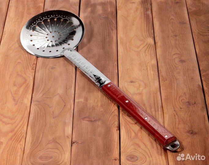 Шумовка большая с деревянной ручкой
