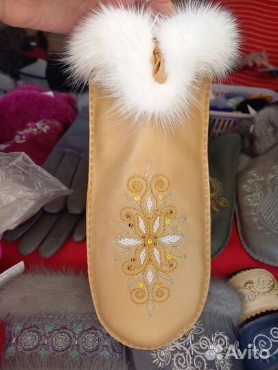 Варежки с вышивкой из натуральной кожи и меха