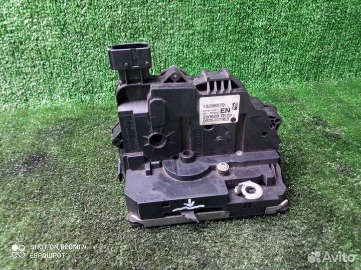 Замок двери передней правой Opel Corsa D (2006-20