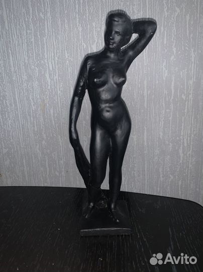 Статуэтка девушки