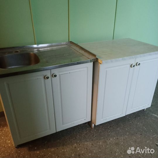 Кухонный гарнитур и вытяжка