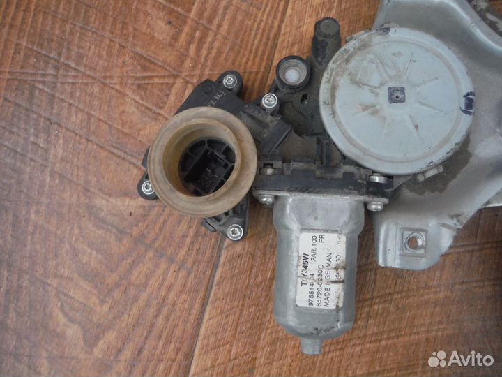 Стеклоподъемник передний левый toyota Auris 1 2008