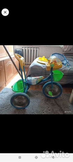 Велосипед с родительской ручкой детский и игрушки